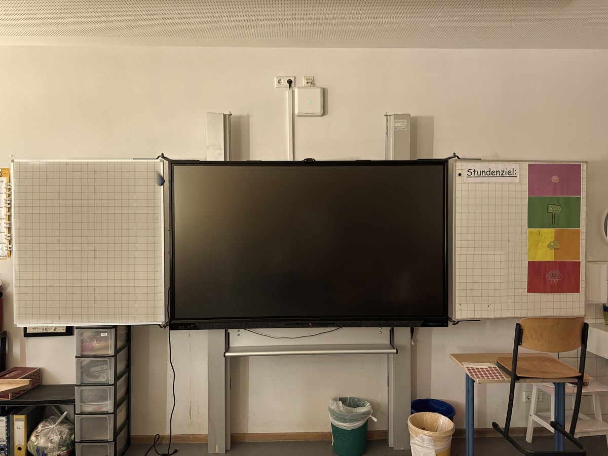 Wandmontiertes interaktives Tafelsystem mit Seitenflügeln in einem Klassenzimmer